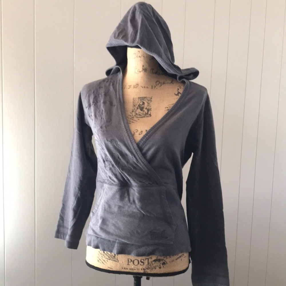 Gray hooded sweatshirt by everlast size Medium